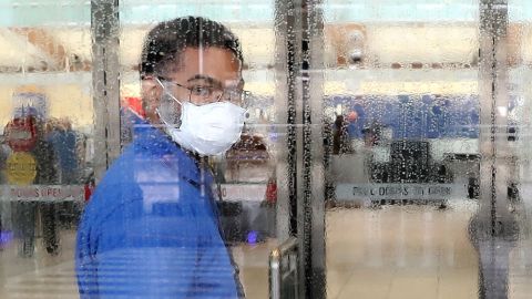 CDC analiza una política de uso de mascarillas entre la población.