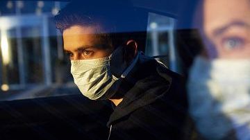 Desechar correctamente los cubrebocas a bordo de un auto es indispensable para evitar futuros contagios.