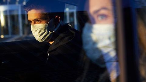 Desechar correctamente los cubrebocas a bordo de un auto es indispensable para evitar futuros contagios.