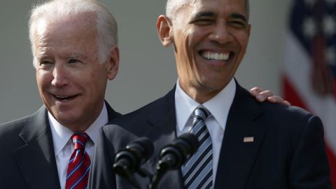 Barack Obama agradeció al presidente Biden, tras su discurso.
