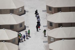 Juez ordena liberar a los niños inmigrantes en centros de detención por el riesgo de COVID-19