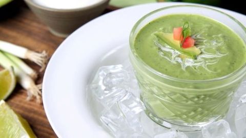 Sopa de aguacate fría