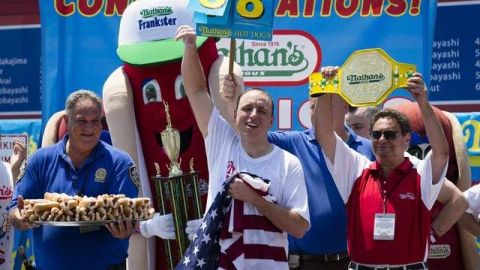 El 12 veces campeón de Nathan, Joey Chestnut es uno de los favoritos de la competencia,