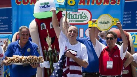 El 12 veces campeón de Nathan,  Joey Chestnut es uno de los favoritos de la competencia,