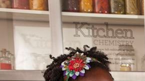 Una familia realiza uno de los experimentos de 'Summer Brain Games'