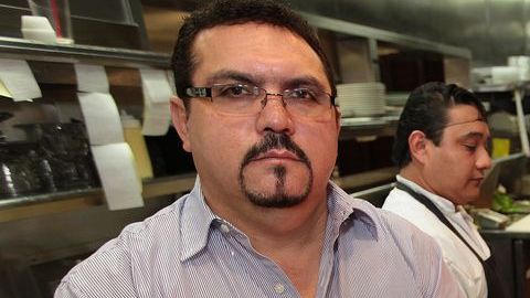 Vicente Ortíz, dueño de Don Chente's y El Pescador, habla de la reapertura de los negocios. (Aurelia Ventura/La Opinión).