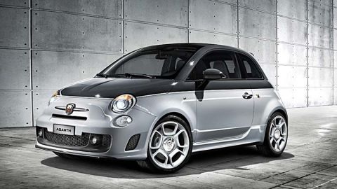 Fiat 500 Abarth, en la imagen, desarrolla menos potencia que MINI John Cooper, pero rebasa en diseño