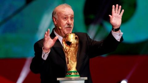 El  técnico de España, Vicente del Bosque, realiza la entrega de la Copa del Mundo durante el sorteo en  Costa de Sauipe.