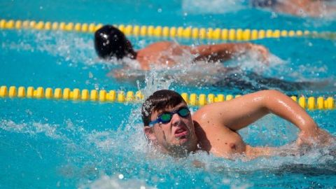 Jóvenes buscan terminar su competencia de natación en los Olímpicos Especiales del sur de California.