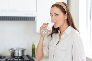 Los grandes beneficios de beber agua con el estómago vacío