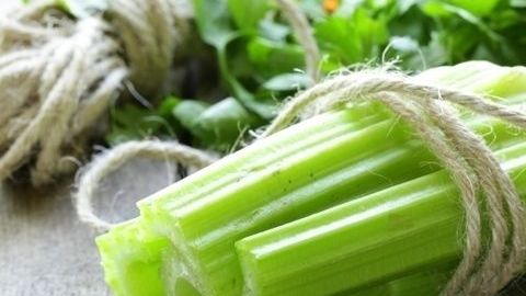 El apio es ideal para ensaladas, sopas y jugos.