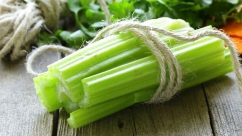 El apio es ideal para ensaladas, sopas y jugos.