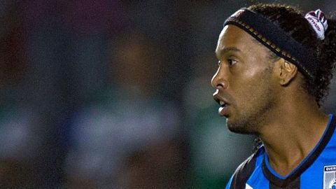 El brasileño Ronaldinho cuando jugaba en los Gallos Blancos de Querétaro de México.