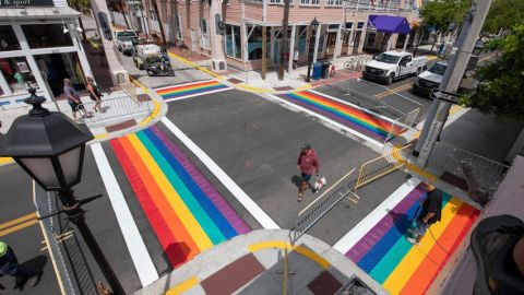 Imagen aérea del paso de peatones con los colores del arcoíris.