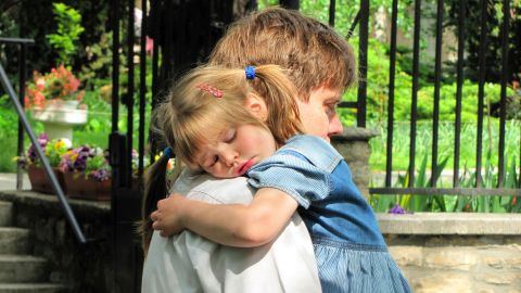 Entre los dos y los tres años de edad, las niñas se convierten en pequeñas mujercitas y vuelcan en sus papás toda la atención y mimos.