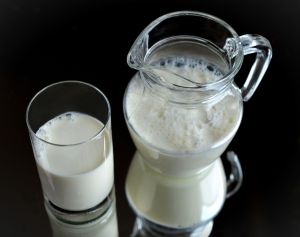 Leche entera podría protegerte contra la diabetes y la hipertensión