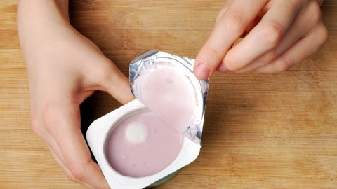 El yogur es uno de los favoritos cuando de cuidar el intestino se trata.