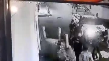 Video capta detención de mujeres.