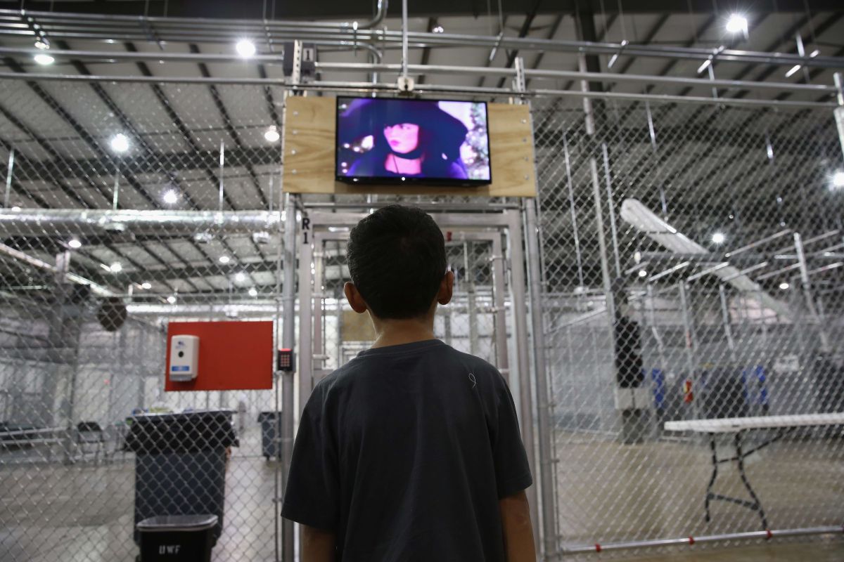 Menores detenidos en la frontera son procesados para deportación expedita.