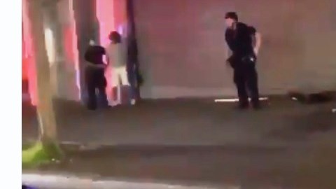 El policía se levantó aturdido tras la golpiza