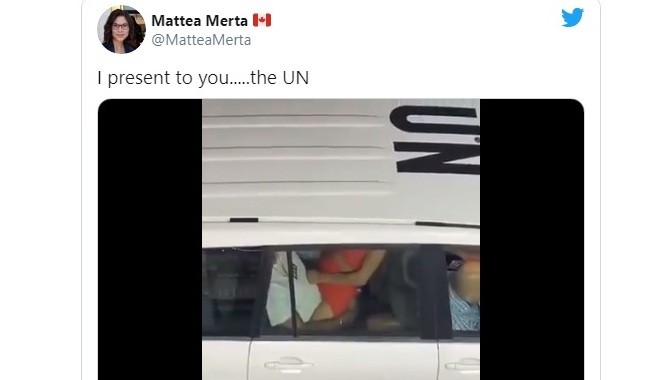 Dentro de un auto oficial de la ONU (UN)