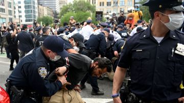 Las protestas en todo el país a raíz de la muerte de George Floyd, hacen que la Legislatura de Nueva York, acelere la aprobación de un paquete de reformas policiales.

 
