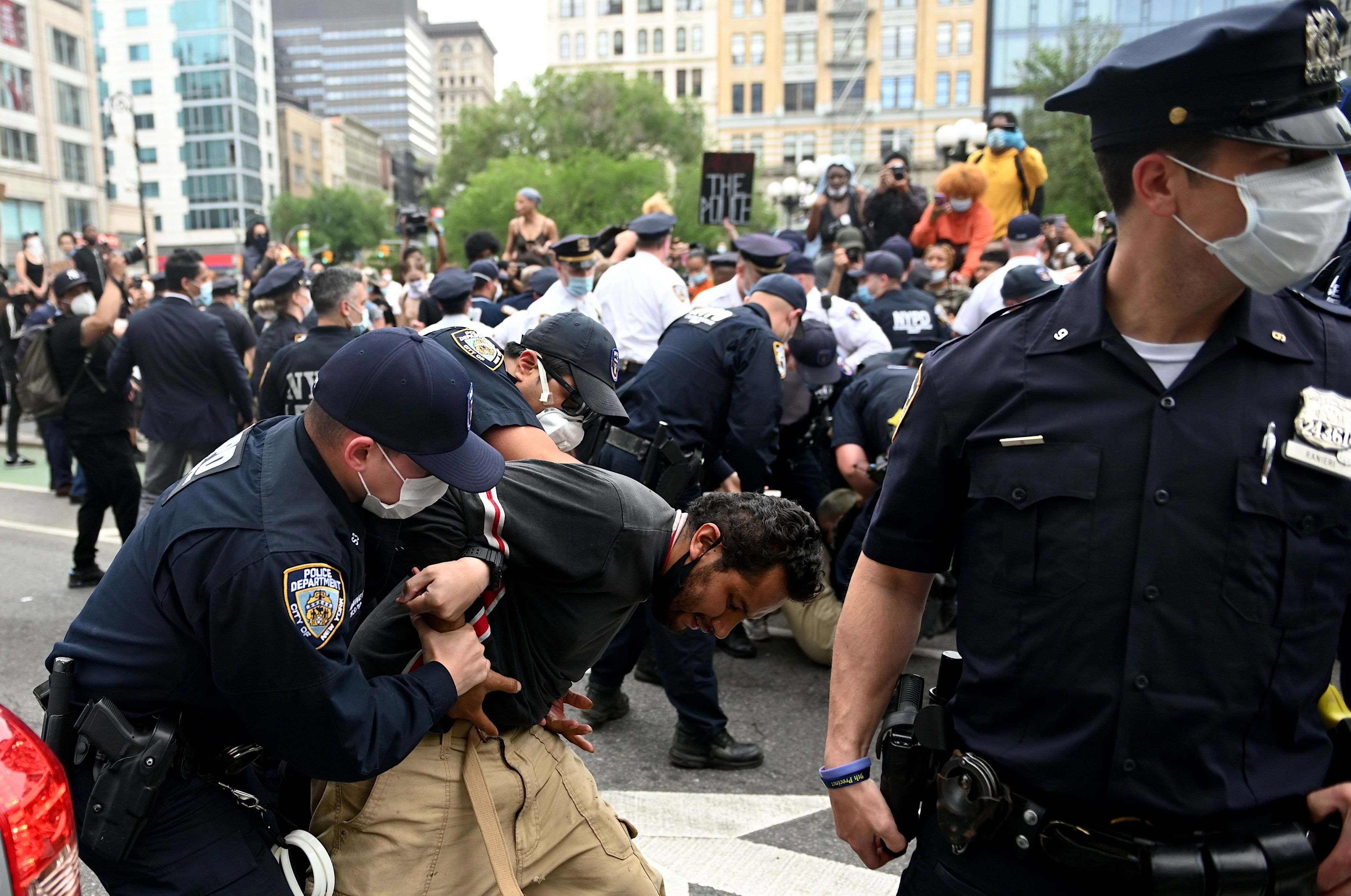 Todos los policías de Nueva York ya tienen cámara corporal como parte del  uniforme - El Diario NY
