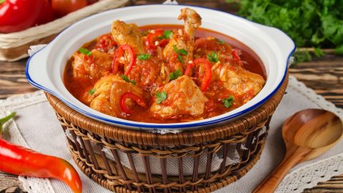 Pollo en salsa de pimientos rojos.