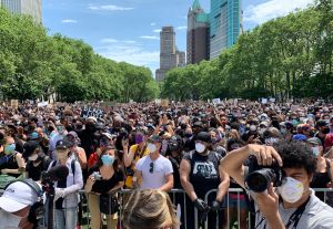 Hermano de George Floyd en acto 'memorial' en Brooklyn llamó al fin de los saqueos y la violencia