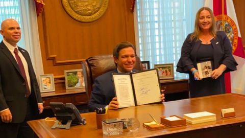 Ron DeSantis en el momento de la firma de la ley Alysson.