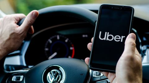 La mujer no sabía que su esposo le había pedido el auto a su amigo para trabajar.