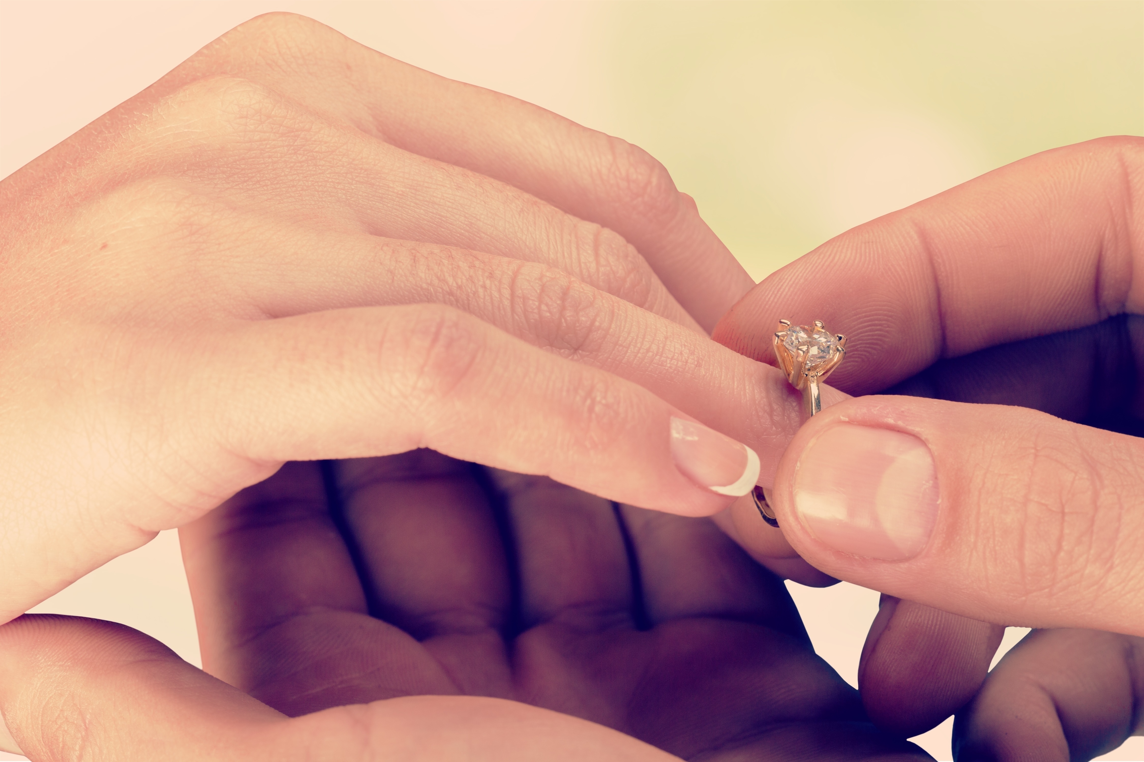 Любить навеки откуда у тебя это кольцо. Парень надевает кольцо девушке. Надевает кольцо на палец. Обручальное кольцо на пальце. Парень надеваеткольуо девушке.