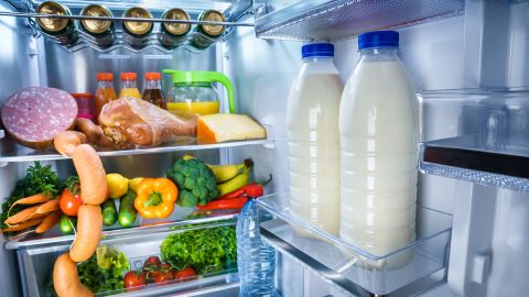 Pareciera que la puerta del refrigerador es el sitio idóneo para estos envases.