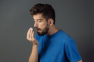 ¿Qué causa la sensación sabor amargo o metálico en la boca?