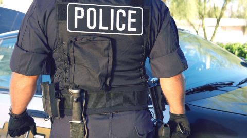 El policía terminó quitándose la vida.