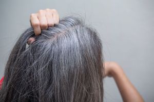 ¿Cuáles son las mejores vitaminas para evitar y disminuir las canas?