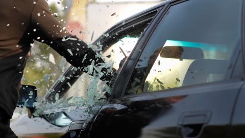 La mujer increpó al hombre al salir del hotel.