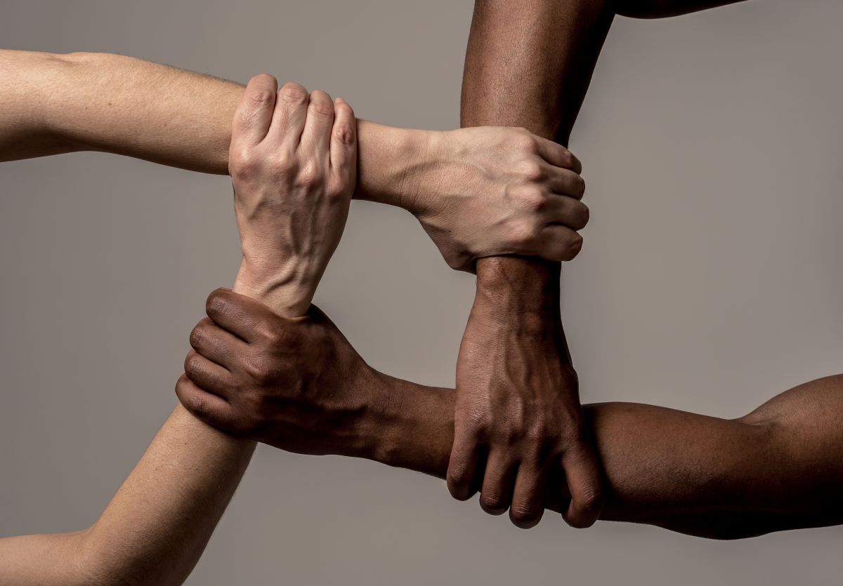 Imagen simbólica que refleja la lucha contra el racismo.