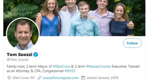 Joe Suozzi es el segundo desde la derecha