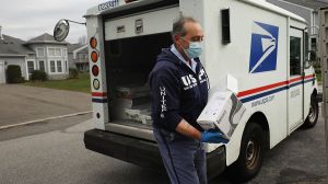 Trabajadores del servicio postal de EE.UU. dicen que el servicio podría colapsar si no reciben ayuda financiera