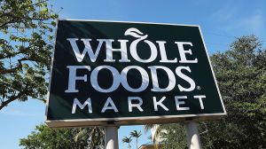 Consumer Reports encuentra niveles dañinos de arsénico en agua embotellada de Whole Foods