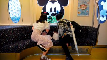 Una pareja en el parque temático de Disney en Japón.