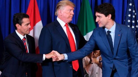 El expresidente mexicano Enrique Peña Nieto (izq.), Trump (centro) y Trudeau .