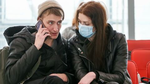 La evidencia sugiere que en todo el mundo las mujeres acostumbran utilizar más las mascarillas faciales que los hombres.