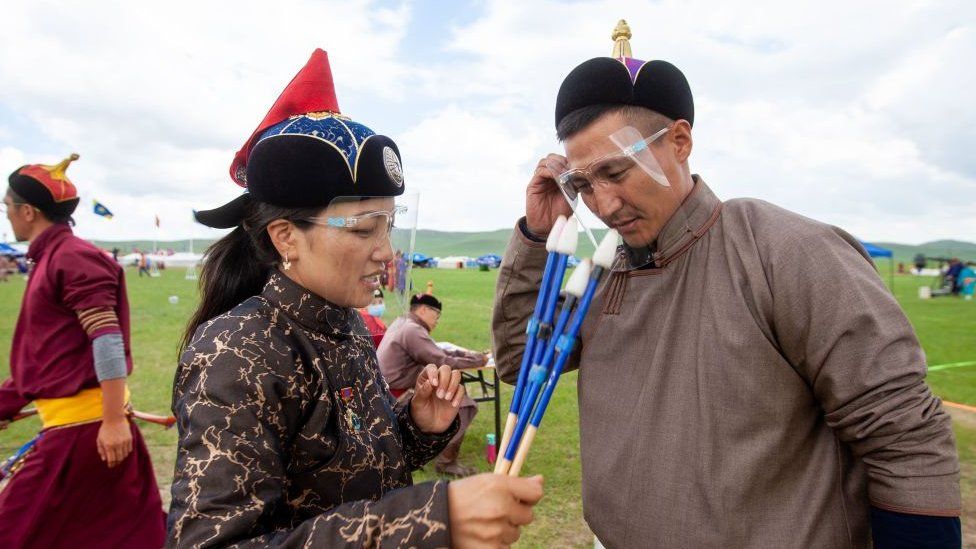 La sociedad mongola ha estado sometida a duras restricciones por el coronavirus, entre ellas, la celebración de una de sus festividades más importantes, el Festival Naadam, sin casi público.