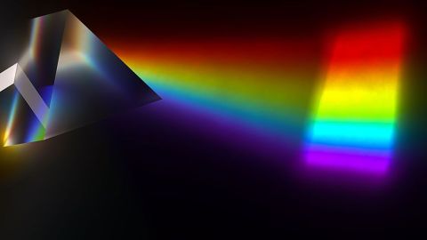 Un par de prismas y un rayo de luz fueron los ingredientes del experimento crucial.