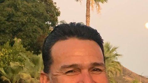 Emmanuel Cafferty celebró con sus hijas y nietos su nuevo empleo… que perdió después de ser expuesto y criticado en Twitter.