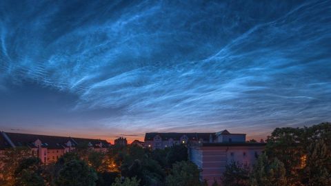 Las nubes noctilucentes son normalmente demasiado débiles para ser vistas.