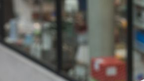 La profesora Gilbert y su equipo esperan tener la vacuna disponible pronto.