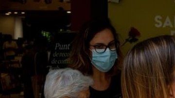 Una pareja celebra un San Jorge aplazado en Barcelona en plena pandemia.